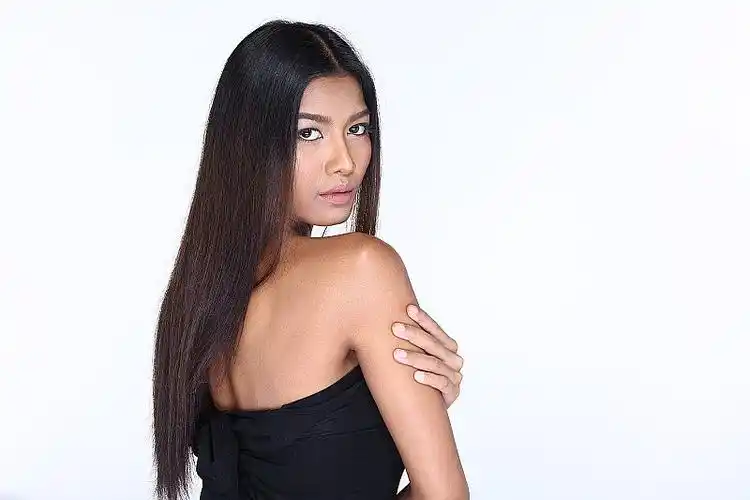 深褐色皮肤女人黑头发时尚化妆扮演许多姿势和玩手