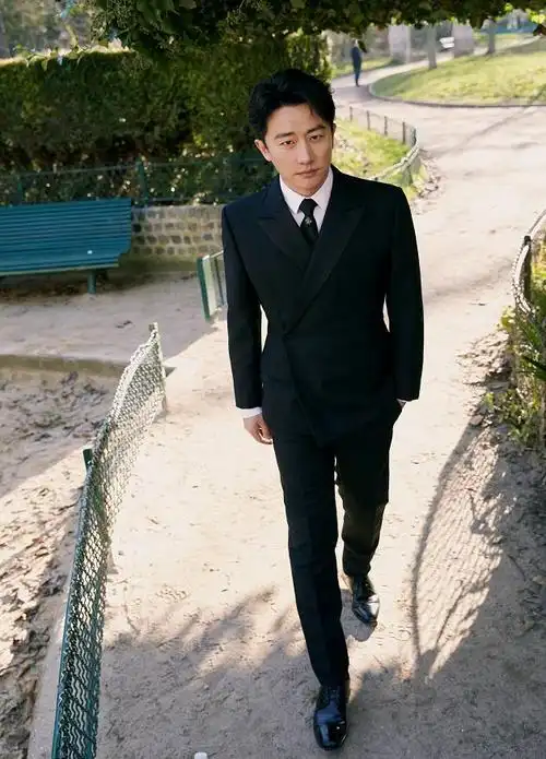 黄轩一身黑色经典西装解锁欧系绅士范而皮衣配衬衫酷帅又成熟