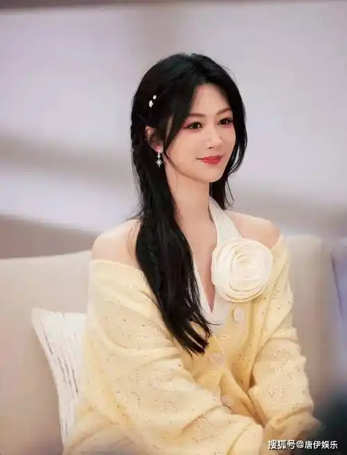 杨紫工作照曝光,吊带长裙配毛衣温婉可人,怼脸照五官精致