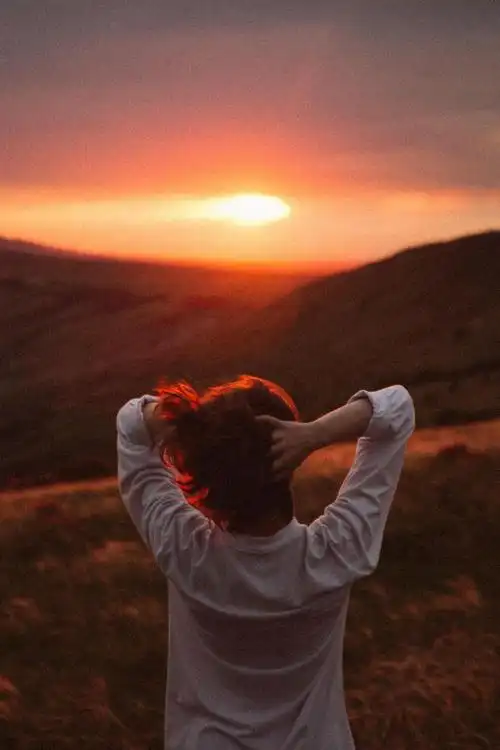夕阳下的唯美女生背影,高清图片,美女-回车图片