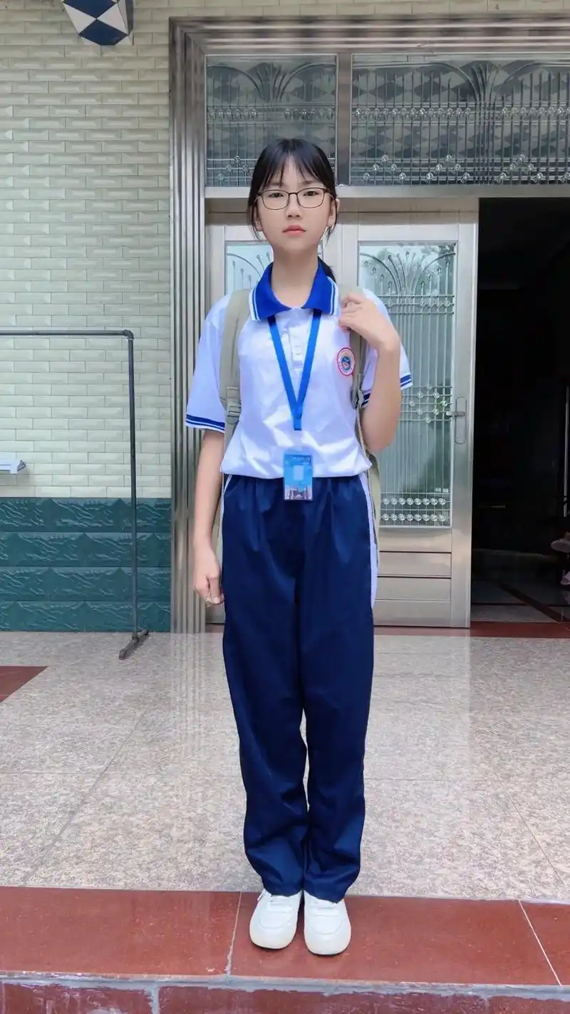 记录我的女儿初中第一次穿校服的样子!#好好长大 #好好学习  - 抖音