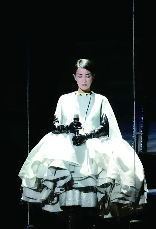 王菲即使走下神坛 在谢霆锋眼里依旧美到气场全开