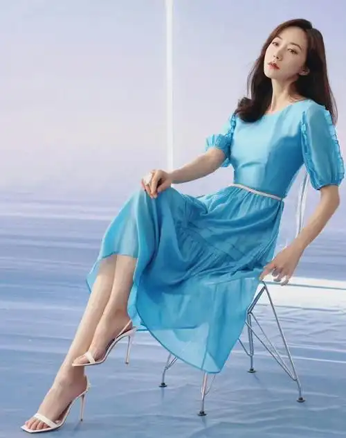 美女韩雪脚上的性感高跟鞋,准确地踩在了男人的心坎上!