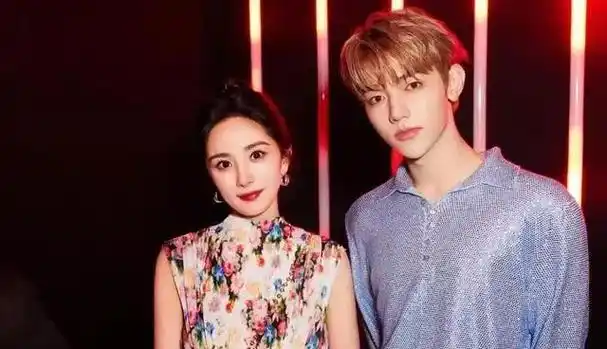 中国影视圈一位闪耀着光芒的女星杨幂日前在一组晚餐合影上成为网上