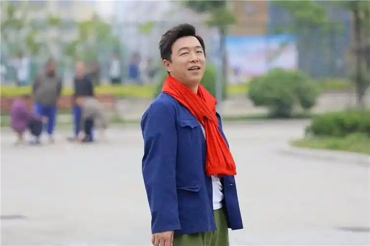 真的不是本人? "青岛贵妇"重现江湖, 黄渤23字回应!