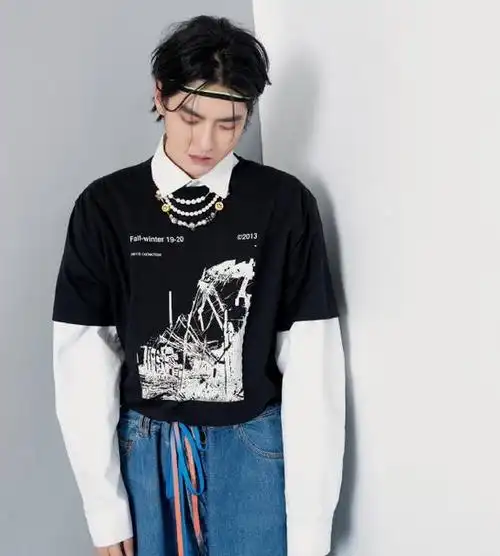 吴亦凡又换新造型,用拼色发带让发型不单调,真是一个小潮男