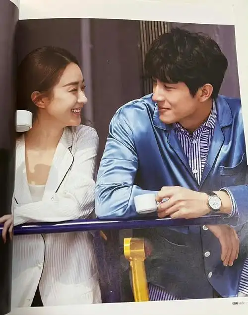 咱就是说赵丽颖林更新状态绝了!谁家cp的下颌线是两条平行线啊!