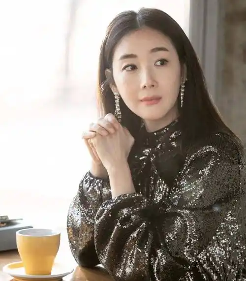 原创44岁崔智友晒美照挺孕肚都不影响美貌穿白色吊带长裙好清纯