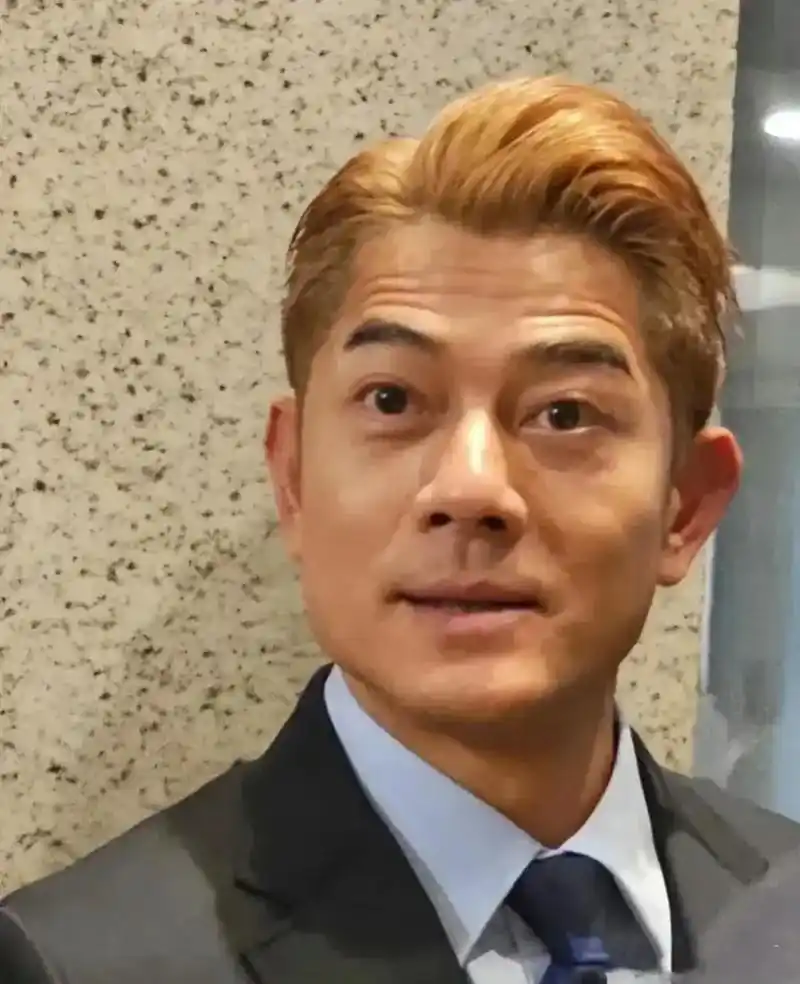 天啊,原来真实的郭富城脸上已经皱纹横生了,看起来老态尽显!