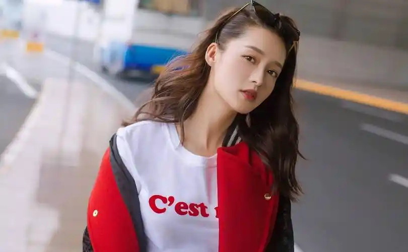 原创身着牛仔短裤面朝大海李沁写真惬意的享受生活太美了