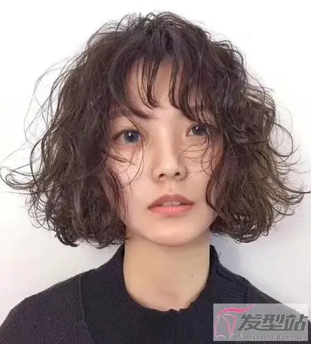 短发烫羊毛卷好看吗 蓬松显发量瘦脸必备_发型站_最新流行发型设计