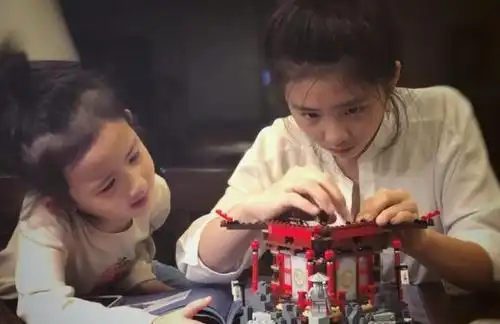 黄忆慈和黄少艾哪个大这对姐妹的颜值哪一个更高