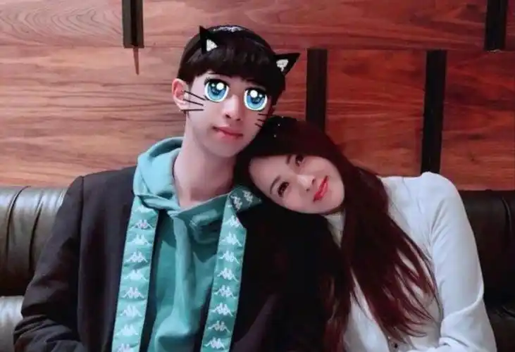 原创 庾翰睿再发女装照,伊能静表示尊重儿子,网友:庾澄庆都不管吗?