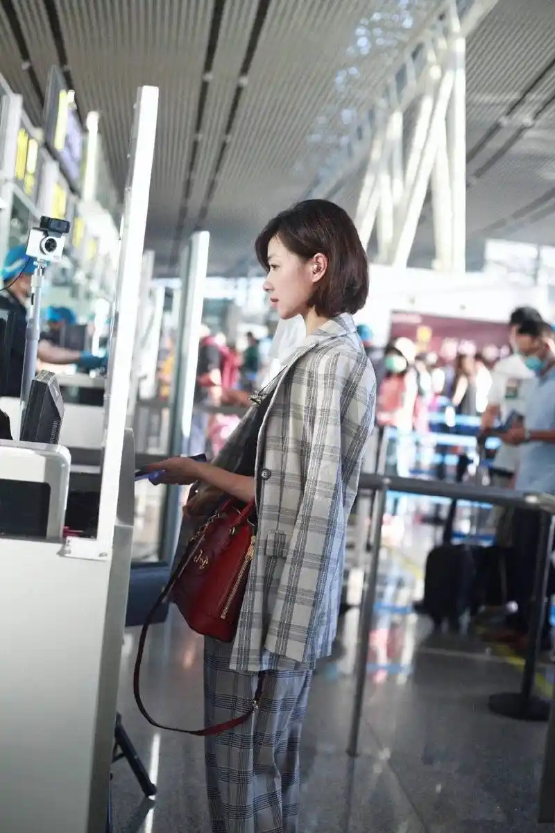万茜受伤后首露面格纹西装配短发飒爽干练拿两万大牌包真抢眼