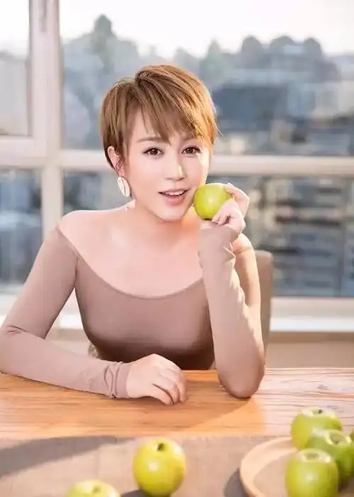 她是宋丹丹的干女儿却在整容路上越走越远宋丹丹都劝她不要继续整了