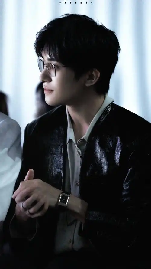 易烊千玺复古红皮衣##易烊千玺二三逢时戢鳞风起##vogue时尚之力驶後