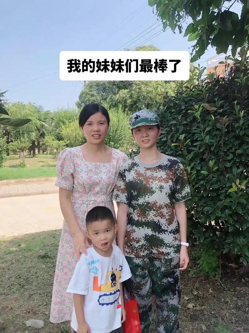 致初上高一77军训的妹妹们.