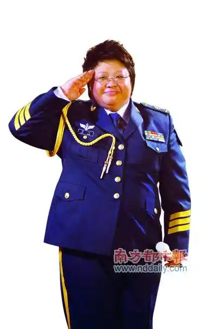 韩红第一次入伍照片记者拍到韩红深夜会友