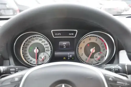 【奔驰gla级2015款220 4matic 豪华型仪表盘背光显示汽车图片-汽车