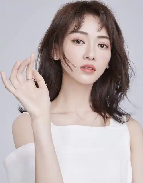 原创新晋女星吴谨言感情路坎坷交了多个男友皆是渣男还曾被家暴