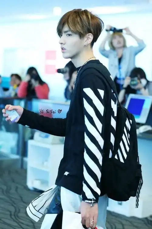 吴亦凡身着off-white走机场