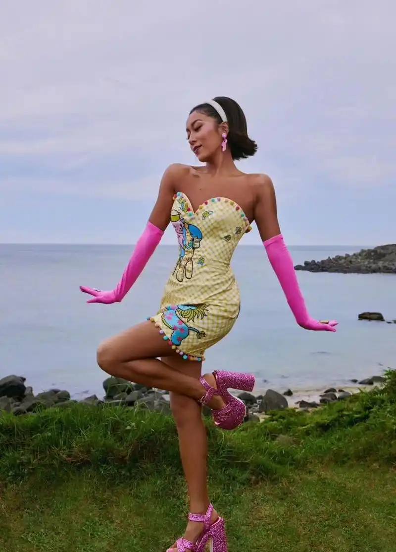 吉克隽逸童趣芭比造型大片,粉色芭比手套和高跟芭比鞋,搭配童趣y2k