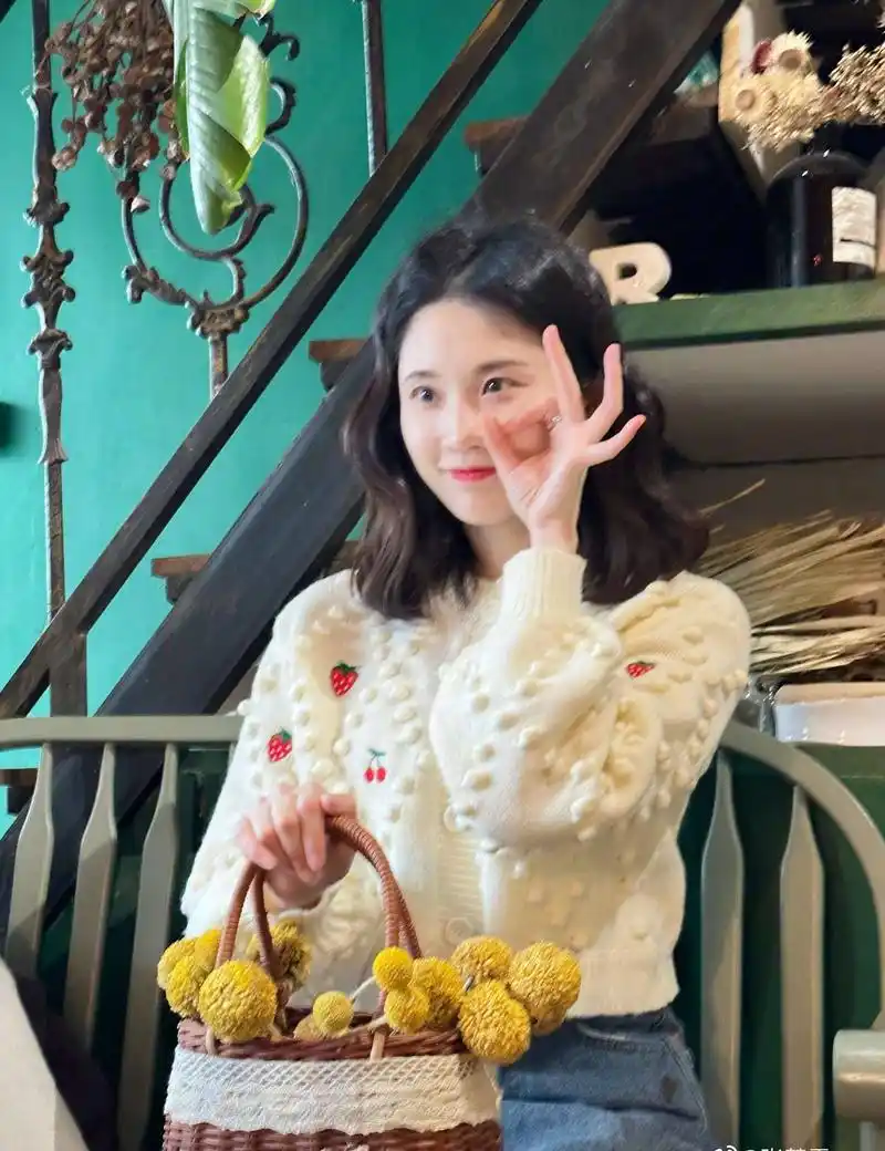 张慧雯牛仔短裤美腿甜美生活照