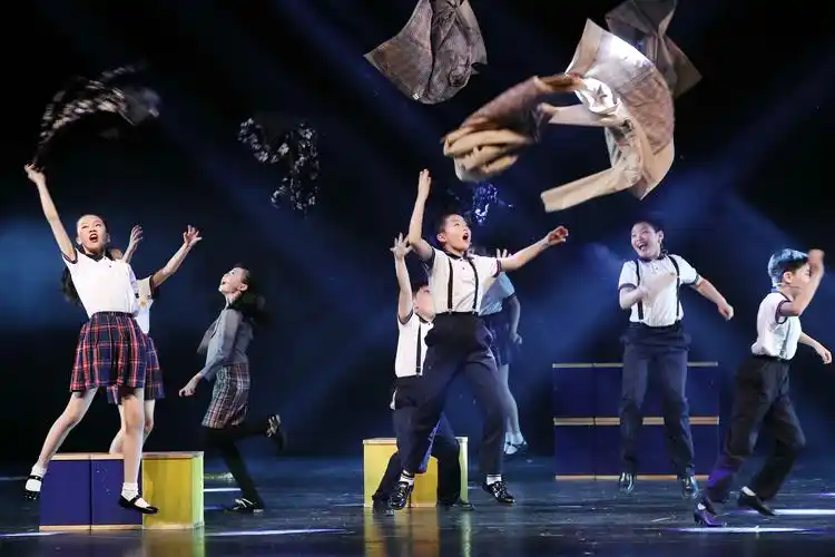 小学生表演音乐剧《爱的烦恼》