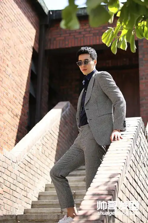 成熟男人绅士短发设计露额头上扬发型