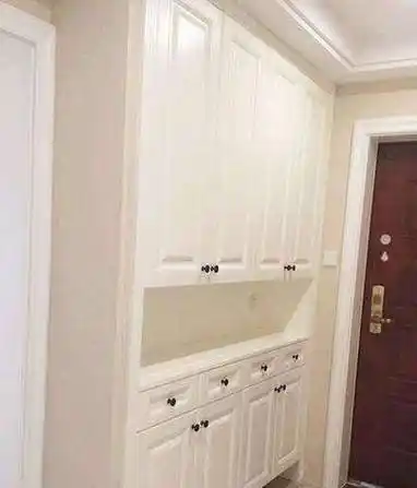 鞋柜底部留空能让鞋柜设计看上去更有层次感,为了装饰效果还可以在