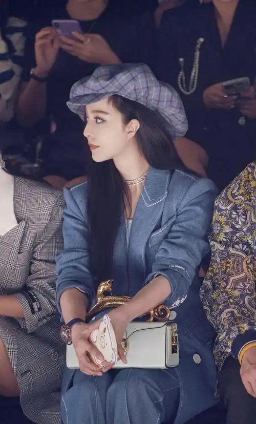 范冰冰蓝色西装套装出席活动,搭配格纹贝雷帽,尽显温柔大气