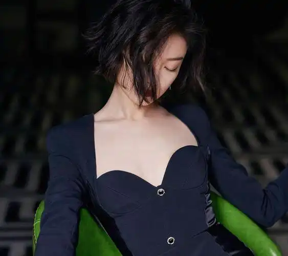 倪妮尝试新造型貂皮大衣配蕾丝内搭视觉冲击感很强