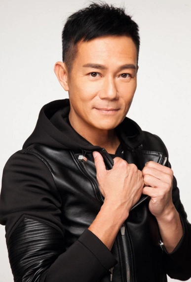 他是香港实力派男演员,拍的戏比人还火,与女儿出镜却被传绯闻