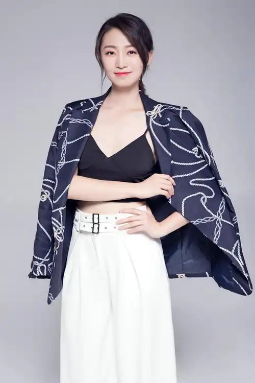 王婧蕊跨界导演首部作品《世界欠你的哥哥们》坦言会继续努力