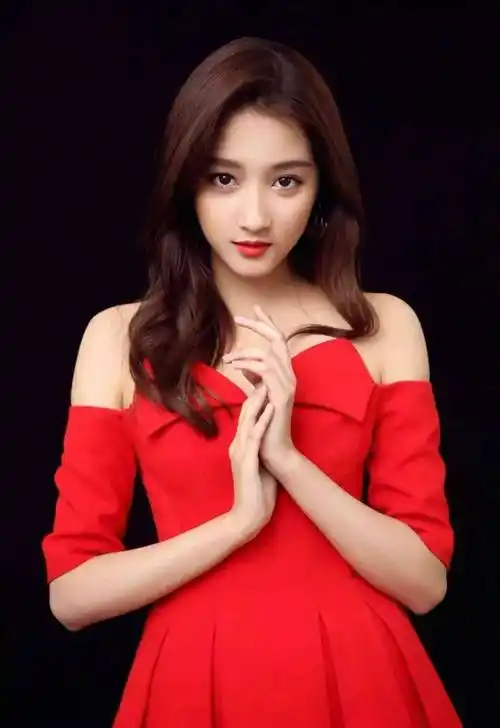 关晓彤的腿到底多长呀?瞅瞅她平时的照片,都感受到了吧!