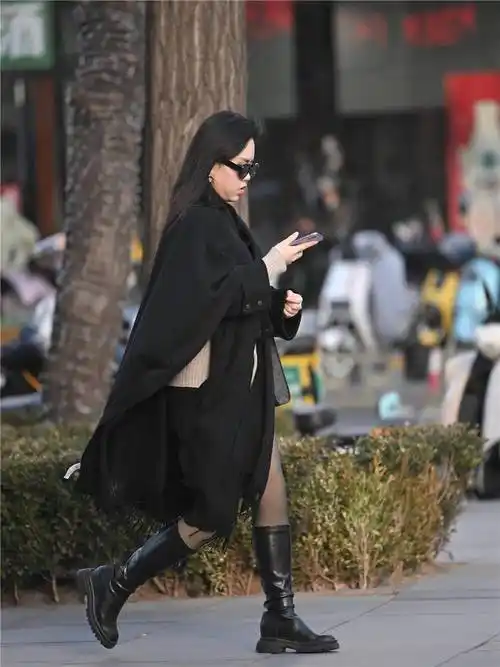 黑色丝袜搭配长靴,春天穿搭可以很简单,还可以很保暖_款式_美女_风格