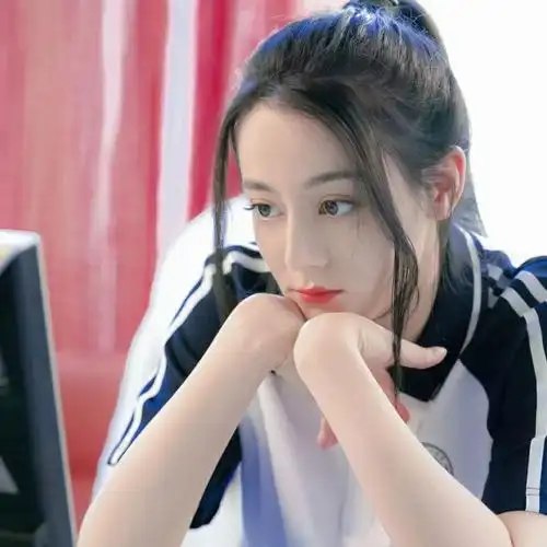 如果我的学生时代能够遇到像迪丽热巴穿校服都这么好看的美女