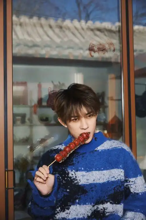 易烊千玺晒新年写真穿蓝色毛衣抱着猫咪治愈系男孩好帅