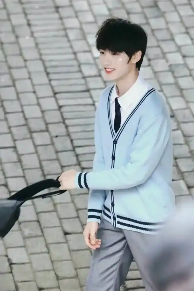 比邻星是离太阳最近的恒星,距其约4. - 抖音