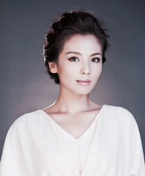 刘涛"浓妆"出席活动,一身黑色长裙,凸显"完美"好身材!