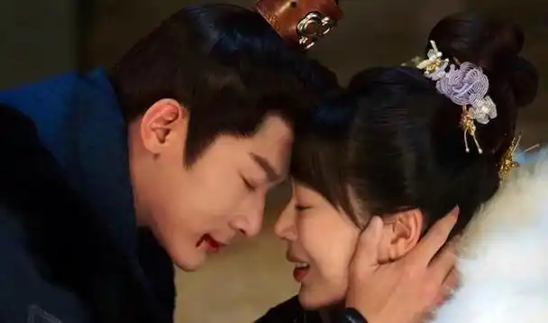 然而,这种能够吸引观众的超能力,在遇到男演员许凯之后,似乎变得有些