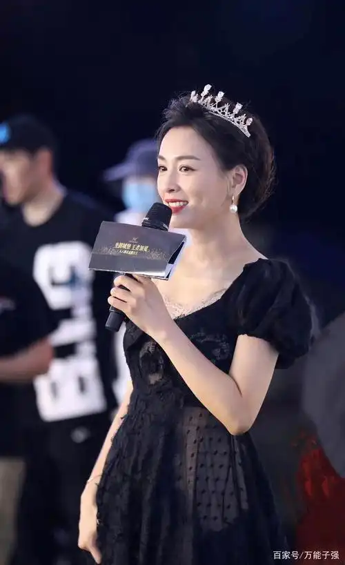 50岁还不服老?张庭穿黑色薄纱连衣裙配皇冠,宛若二八少女一般