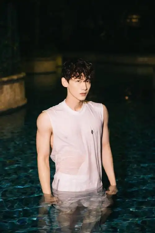 白敬亭,在8000万豪宅请何炅吃火锅,24年春晚唱《上春山》被网暴