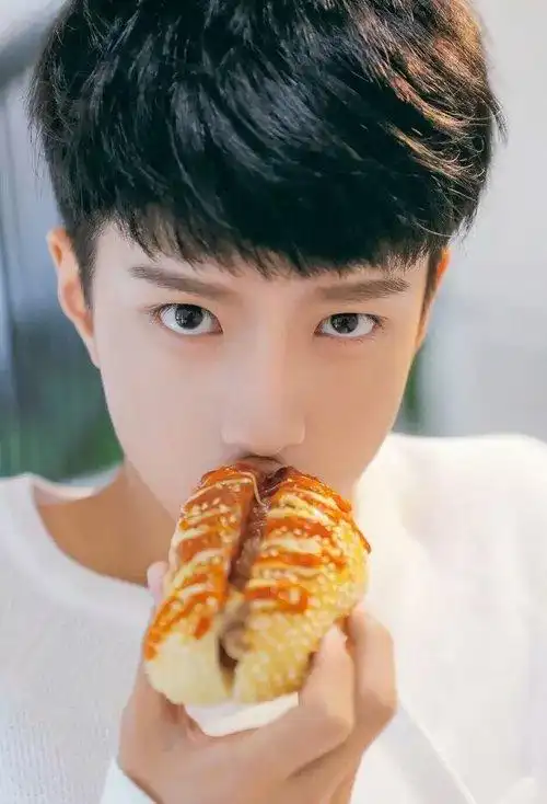 瓜子脸男学生怎样剃发好看 小伙子精神十足短发图