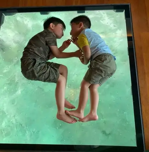 又毁儿子沙溢晒全家合照安吉竟又黑又胖还变眯缝眼