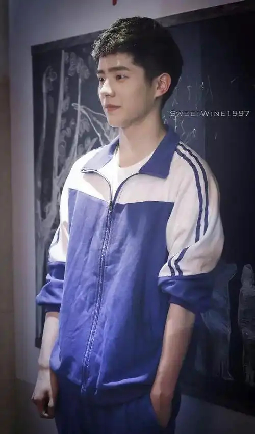 刘昊然童年照眼神超犀利与同学合影眼睛比人家大了两个size