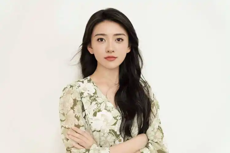 梁洁草绿云纹连衣裙优雅写真