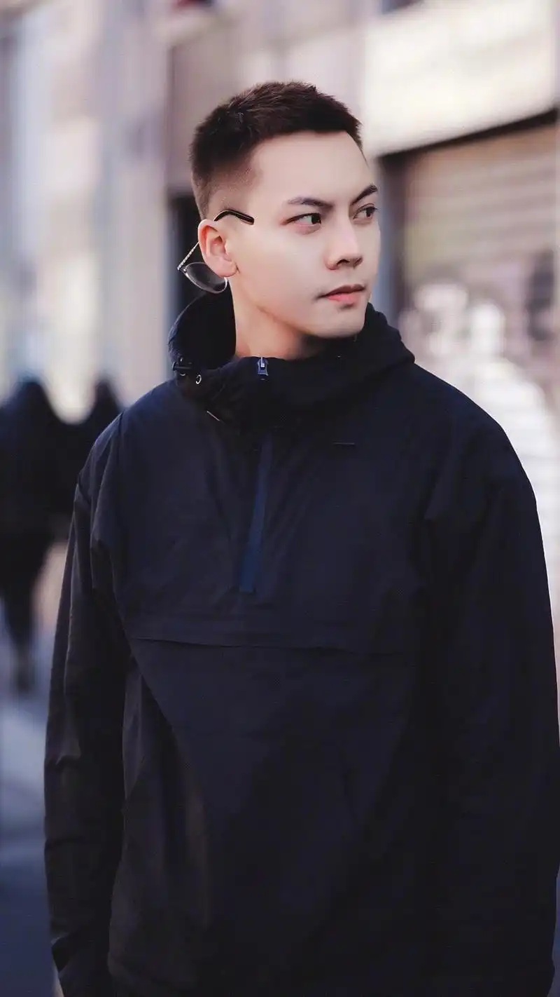 陈伟霆短发造型帅气十足