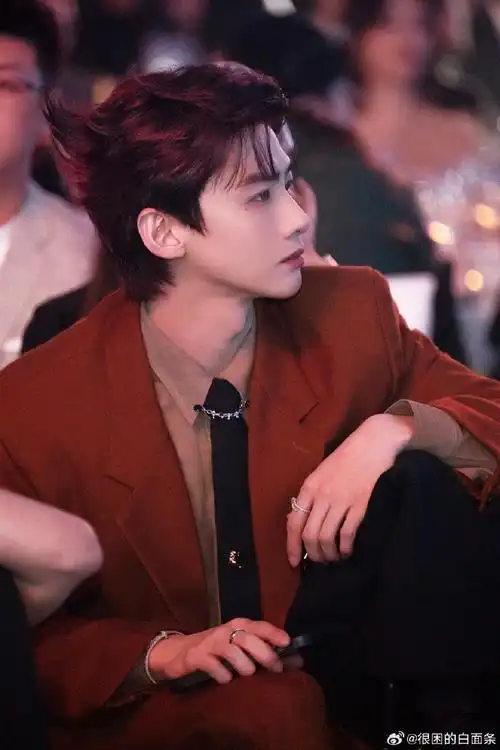 好漂亮的猫猫 白敬亭这绝美的侧颜 真就美貌无死角无懈可击白敬亭丨