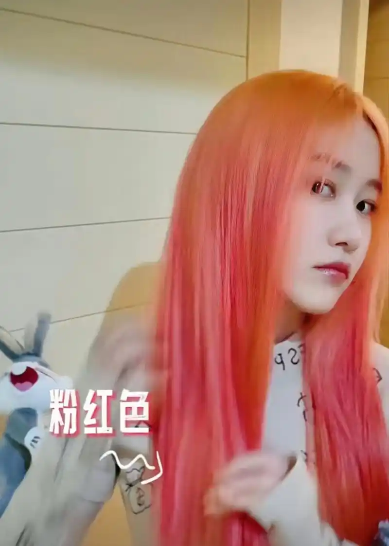 刘美含橘粉色渐变头发,梦回巴啦啦小魔仙